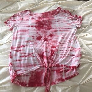 Short sleeve red and white tie in the front shirt